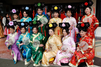 Chinese New Yeark Women in Slik