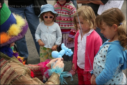 Solano Stroll Kids and Balloon Lady